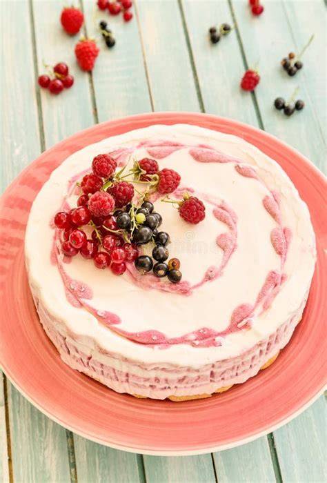 No-Bake-Erdbeer-Kühlschranktorte - Schnittbild mit drei Fruchtschichten