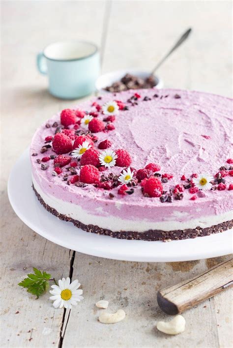 No-Bake-Käsekuchen mit Beeren-Creme und dekorativer Beerenschicht
