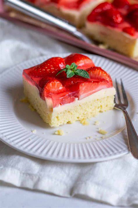 No-bake Erdbeer-Frischkäse-Schnitt auf dem Blech, glatter Fruchtspiegel