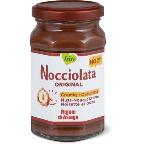 Nocciolata Brotaufstrich auf einem Frühstückstisch