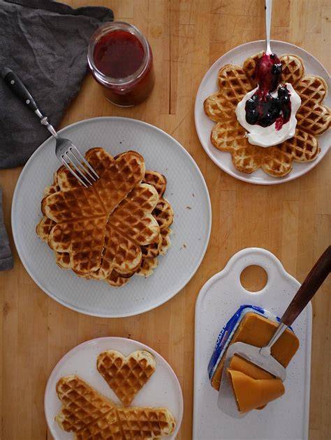 Norwegische Herzwaffel mit Sauerrahm und Marmelade