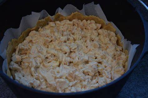 Norwegischer Apfelkuchen im Dutch Oven aufgeschnitten