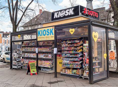 Nostalgische Szene: Kind kauft Schokolade am Kiosk