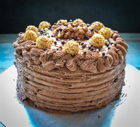 Nougat Krokant Torte mit Haselnuss-Krokant und Sahnetupfen