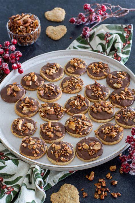 Nougat Mandel Plätzchen mit Schokoladenglasur und Nüssen dekoriert