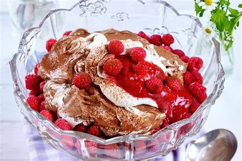 Nougat Mousse mit Himbeeren in Dessertglas