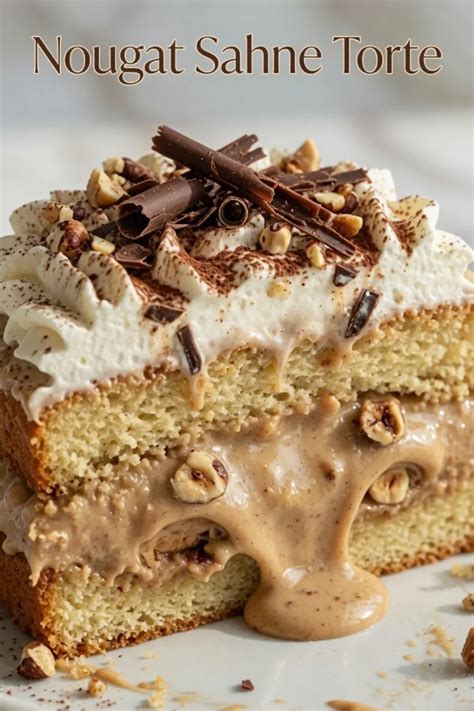 Nougat Sahne Torte angeschnitten, cremige Schichten und dekorierte Oberfläche