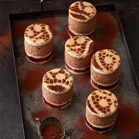 Nougat Törtchen mit Puderzucker und Vanillesauce