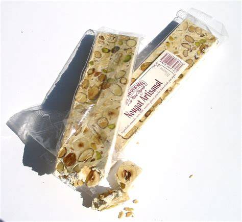 Nougat de Montélimar: traditionelle Nougatblöcke mit Mandeln und Pistazien