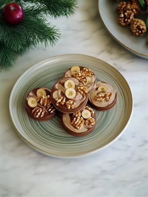 Nougat-Eis mit karamellisierten Haselnüssen als Topping