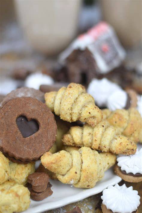 Nougat-Hörnchen und Mokka-Baiser-Plätzchen serviert zur Kaffeetafel