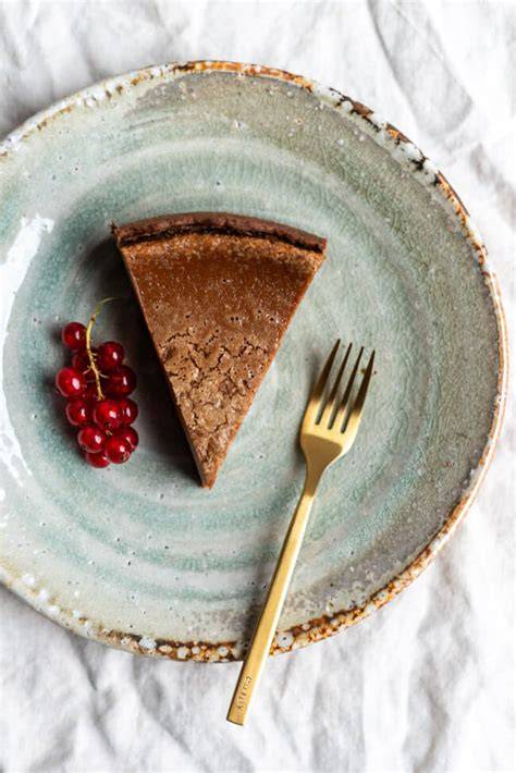 Nougat-Käsekuchen mit Johannisbeeren und gerösteten Nüssen