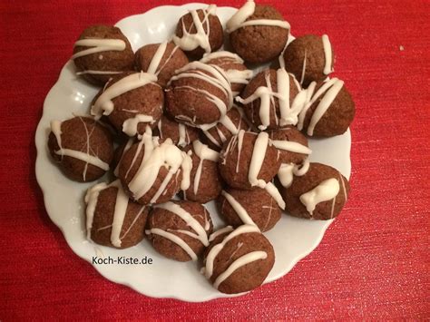 Nougat-Kugeln auf Servierteller