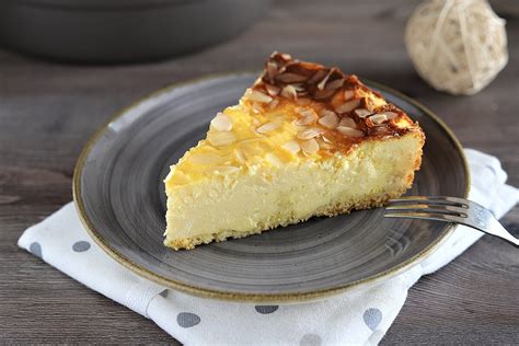 Nougat-Löffelbiskuit-Torte aufgebaut mit Amaretto