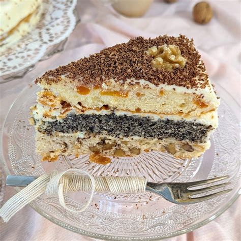 Nougat-Marzipan-Torte mit Schichten und Dekor