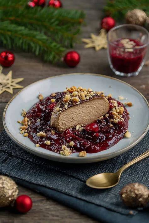Nougat-Mousse mit Weihnachtsgrütze und Cantuccini