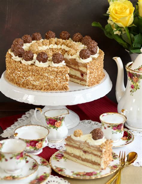 Nougat-Sahnetorte mit Nussdekoration