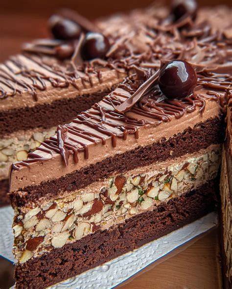Nougat-Torte mit Haselnussboden