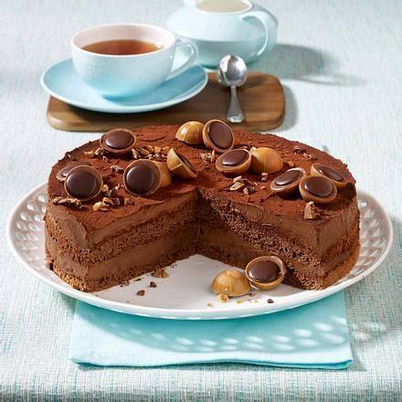 Nougat-Torte mit Toffifee und Haselnüssen dekorieren