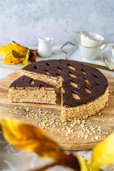 Nougat-Torte-Anschnitt-auf-Teller
