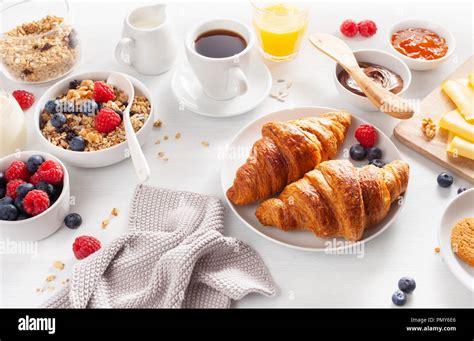 Nougathörnchen auf einem Frühstückstisch mit Kaffee und Marmelade