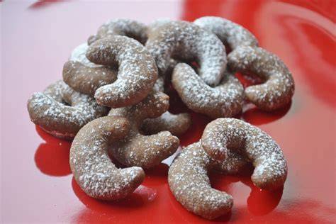 Nougatkipferl auf Backblech, Schokoladenglasur
