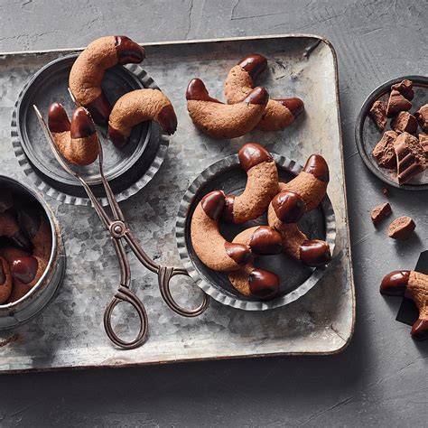Nougatkipferl auf weihnachtlichem Plätzchenteller