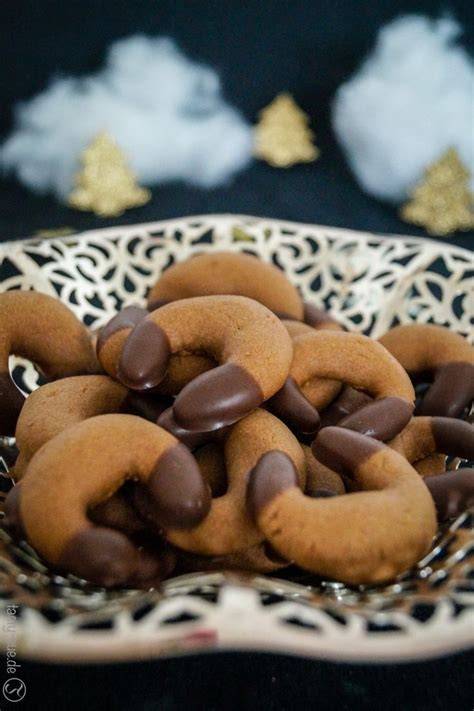 Nougatkipferl frisch gebacken auf dem Gitter