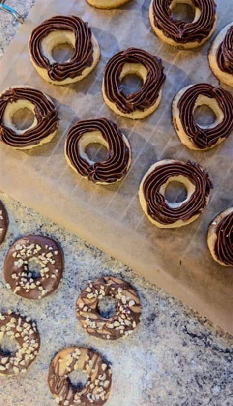 Nougatringe auf Blech, dekoriert mit Nougat und Haselnüssen