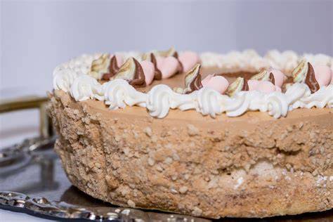 Nougattorte Dekoration mit Pralinen und Nüssen
