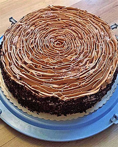 Nougattorte mit Fruchtfüllung