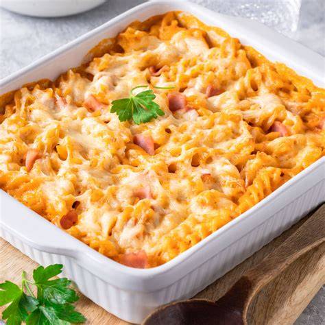 Nudelauflauf mit Schinken und Käse in der Auflaufform