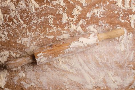 Nudelholz mit Feinstrumpfhülle neben Teig