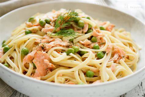 Nudeln mit Räucherlachs und Honig-Senf-Sauce