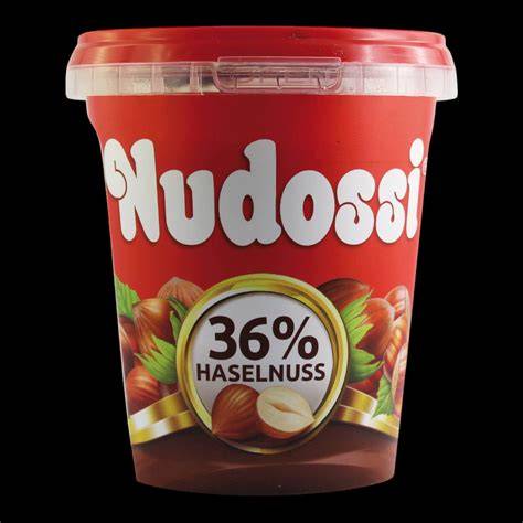 Nudossi Becher und Haselnüsse