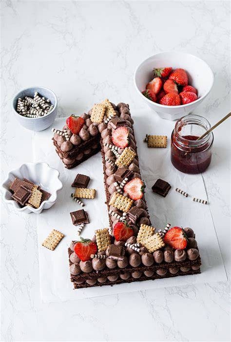 Number Cake: Schoko-Zahlentorte mit Erdbeeren, Vanille- und Schokocreme, Deko-Ideen