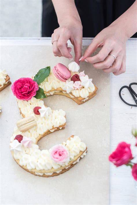 Number Cake dekoriert mit Macarons, Brombeeren und Goldspray
