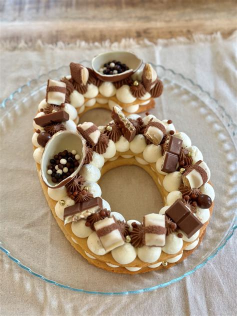 Number Cake in Form einer 9, modern dekoriert