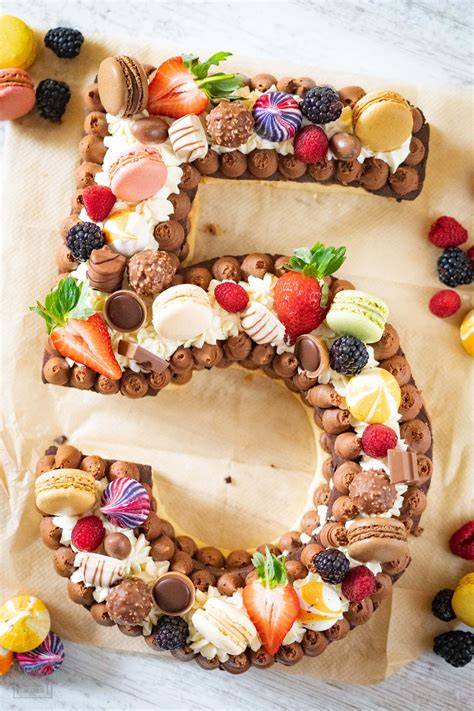 Number Cake mit Zahlen und Blumen dekoriert auf einer Tortenplatte