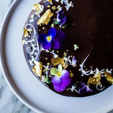 Number Cake mit essbaren Blumen, Schokolade und Zuckerperlen verziert