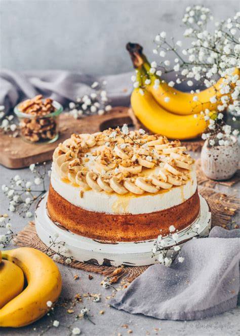Nuss-Bananen-Torte: Anschnitt mit Bananenscheiben und Haselnussplättchen
