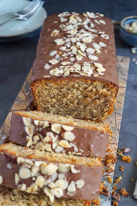 Nuss-Lebkuchen mit Mandeln und Haselnüssen auf Backblech