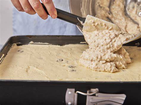 Nuss-Nougat wird in die warme Puddingcreme eingerührt