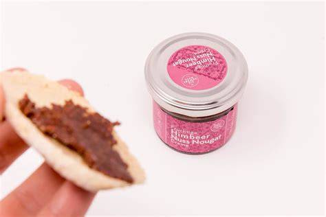 Nuss-Nougat-Creme auf Brot und als Aufstrich