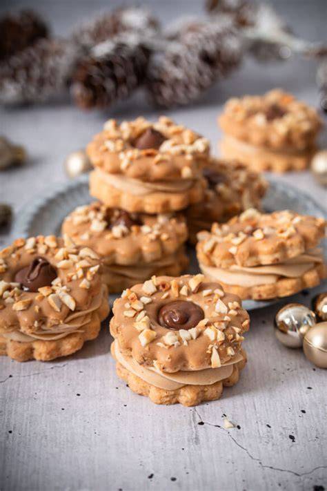 Nuss-Nougat-Creme auf goldbraunen Plätzchen und Brot