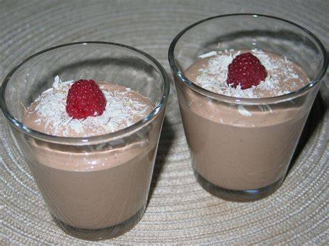Nuss-Nougat-Dessert in Gläsern mit Schokoladenspirale