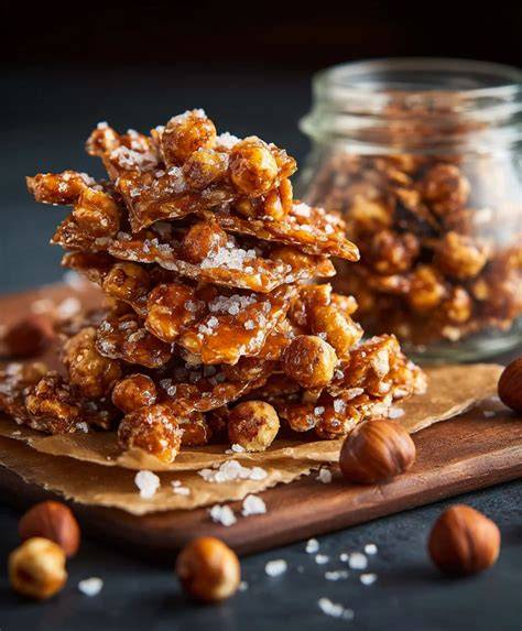 Nuss-Nougat-Pralinen mit gerösteter Haselnuss als Dekoration