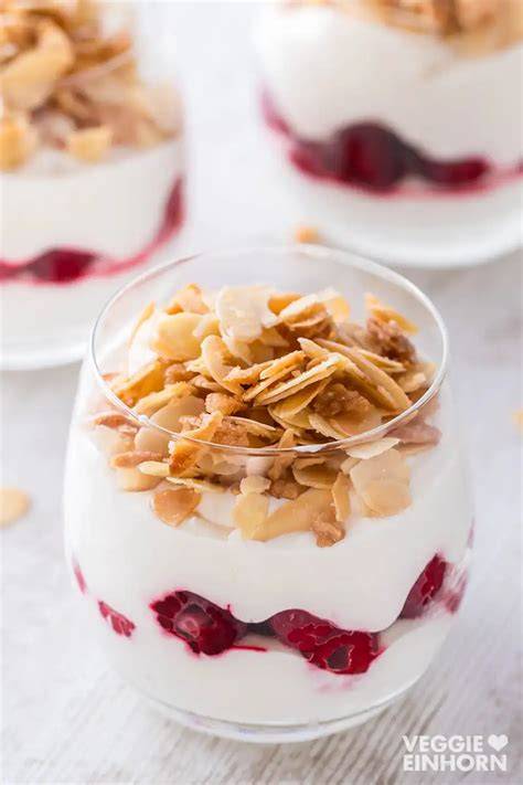 Nuss-Nougat-Schnitten mit karamellisierten Mandelblättchen als Topping
