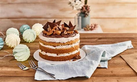 Nuss-Nougat-Torte mit Sahne und karamellisierten Nüssen