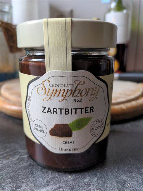 Nuss-Nougat-Variante neben Zartbitter-Aufstrich - Zutatenvergleich